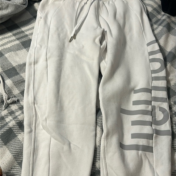 White Lululemon sweatpants size 4 not available to buy anymore - Picture 1 of 3